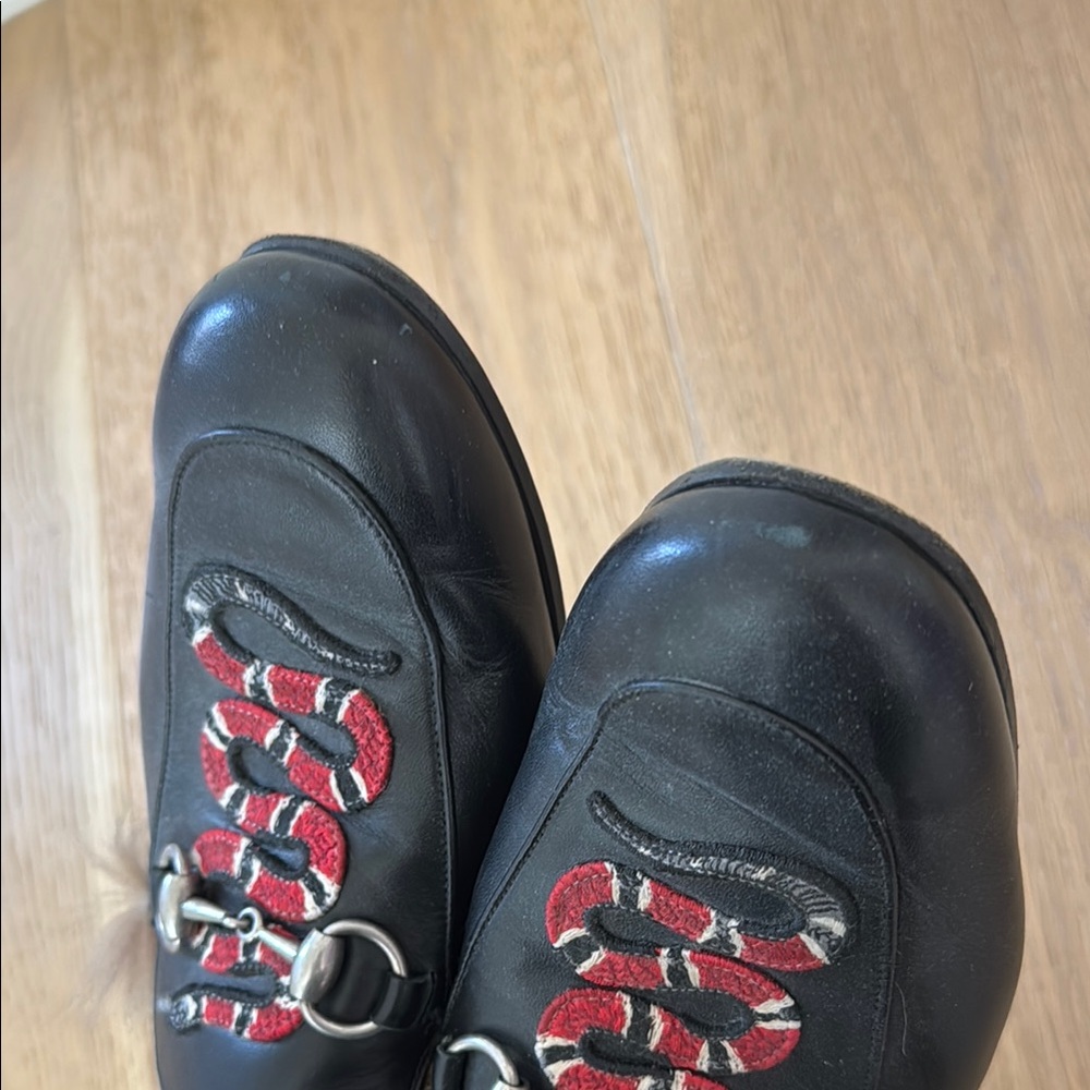 Gucci Black Leather Fur-Trim Mules with Red Snake Embroidery - Picture 7 of 7